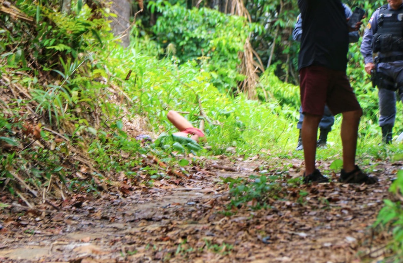Morto a pedradas, corpo de homem é achado na mata da Ufam em Manaus