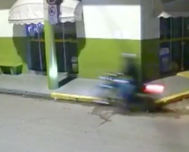 Jovem empina moto, perde controle e se choca contra poste; Vídeo chocante 