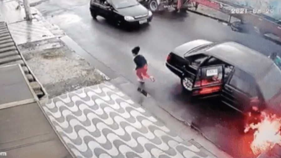 Vídeo mostra carro pegando fogo com família dentro do veículo
