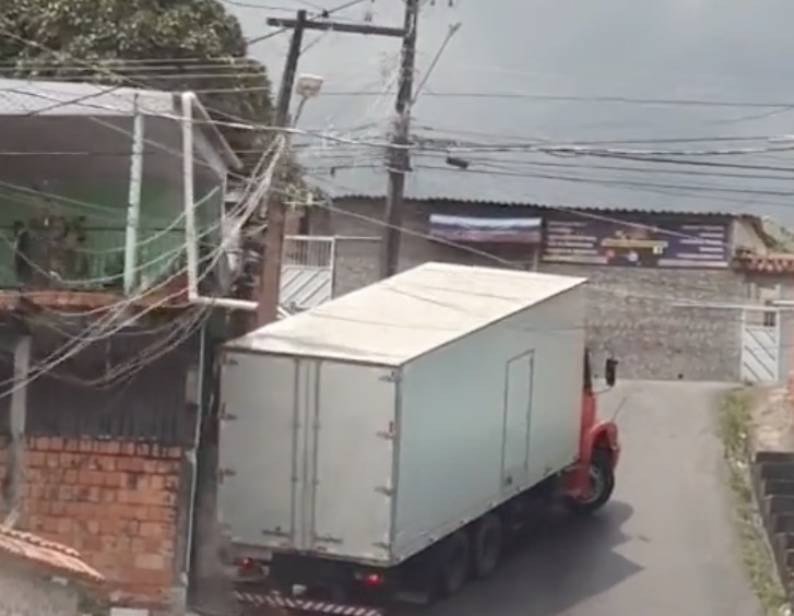 Caminhão perde o controle em ladeira e invade casa em Manaus; Veja vídeo 