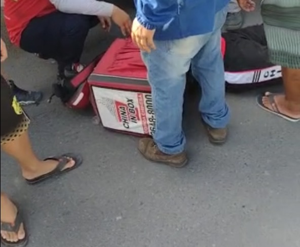 Entregador fica desacordado após acidente com carro em Manaus