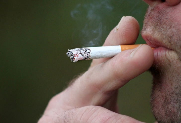 Lei que prevê multa para quem jogar bituca de cigarro em ruas de Manaus entra em vigor