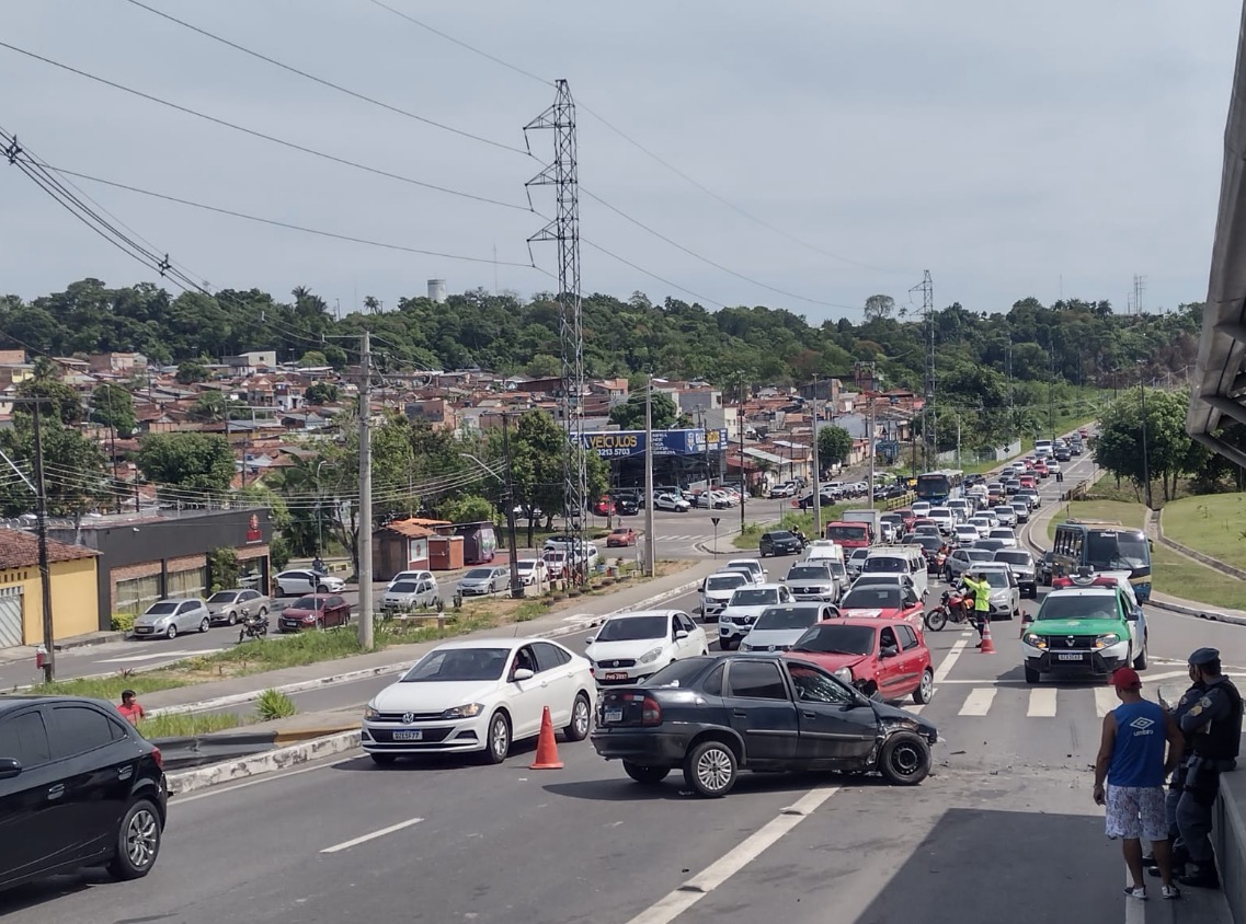 Acidente deixa casal ferido e carro destruído na avenida das Flores, em Manaus