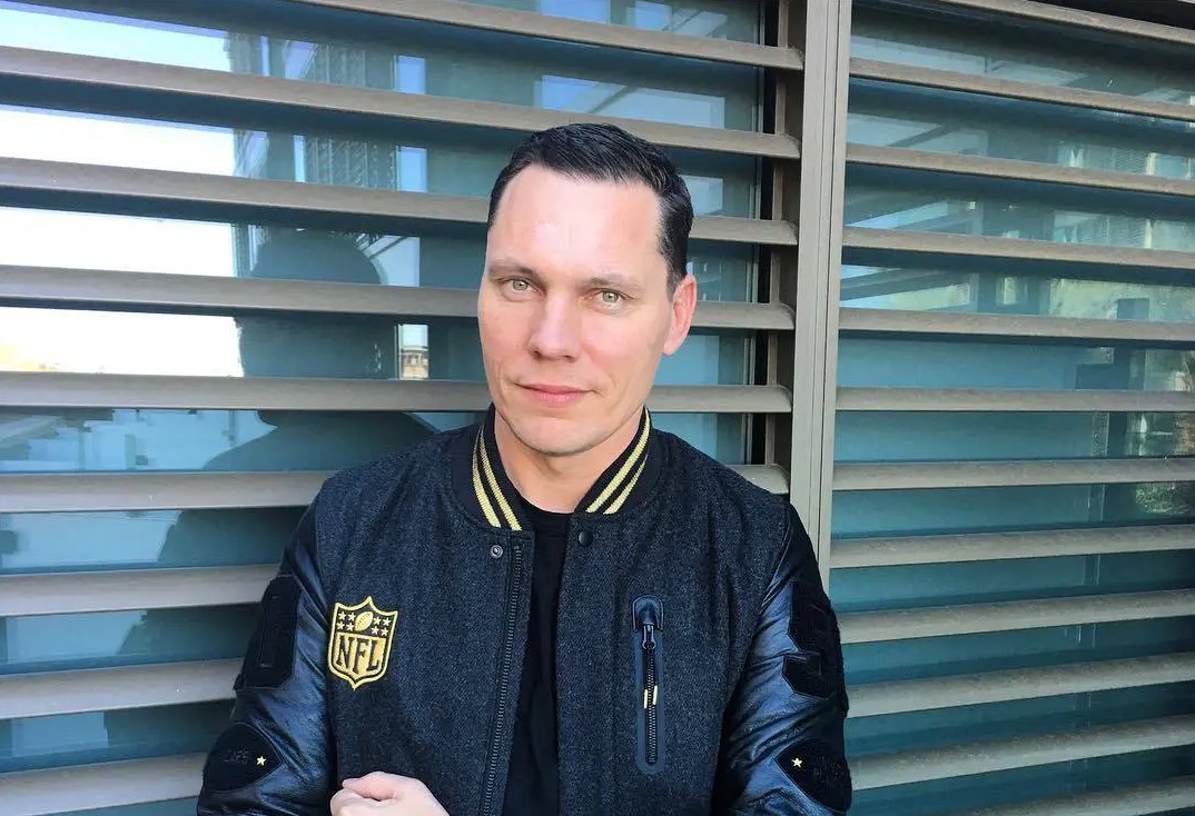 DJ Tiësto joga cinzas de fã junto com confetes durante festival