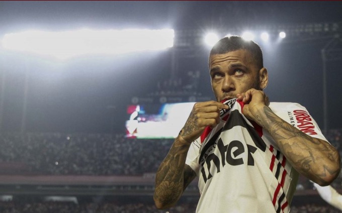 Daniel Alves avisa que não volta ao São Paulo e clube anuncia demissão