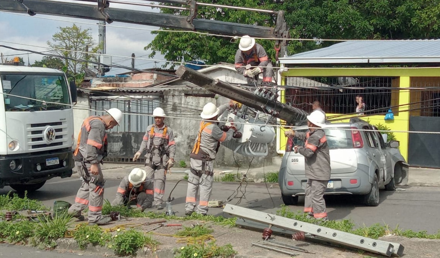 Bêbada, motorista de app é detida após arrancar poste em acidente em Manaus