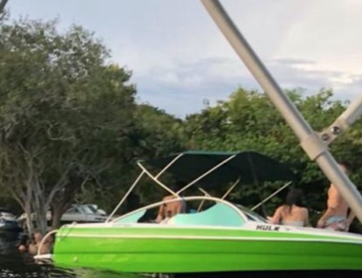 Empresário tem lancha roubada por dupla armada na Praia da Lua, em Manaus