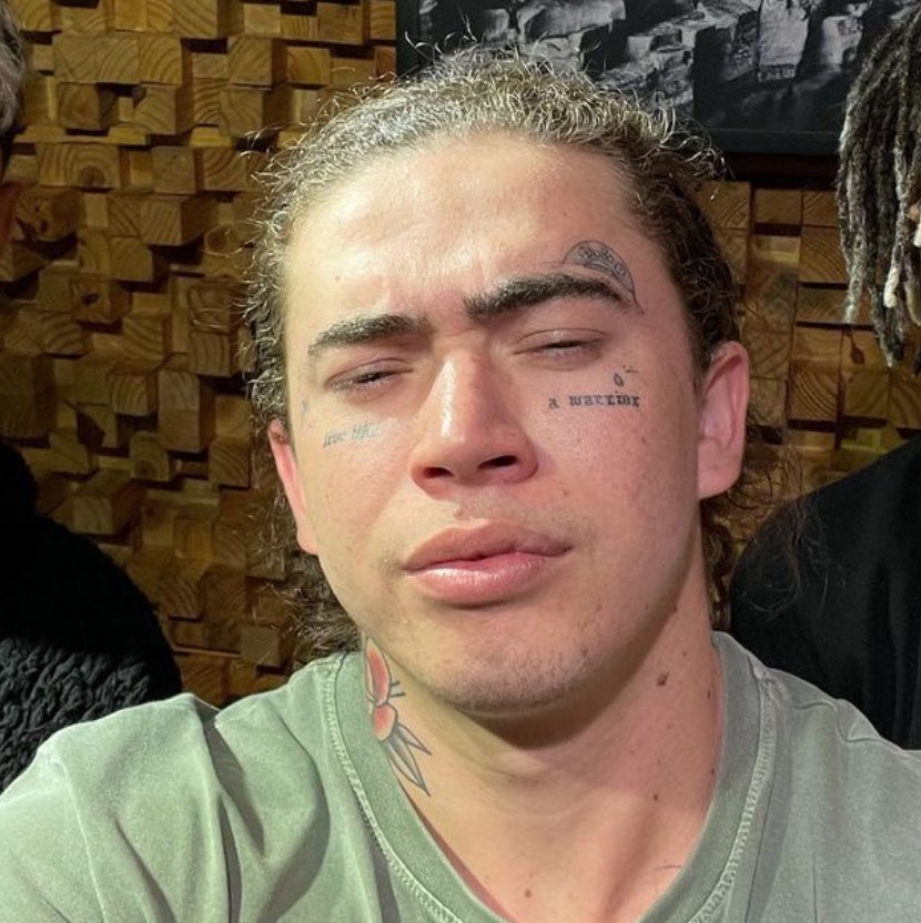 Whindersson fica pistola e rebate internauta sobre encontro com Luísa: 'comendo seu c*'