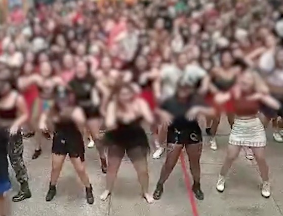 Gestores de escola são afastados após vídeo com alunos aglomerados em Manaus