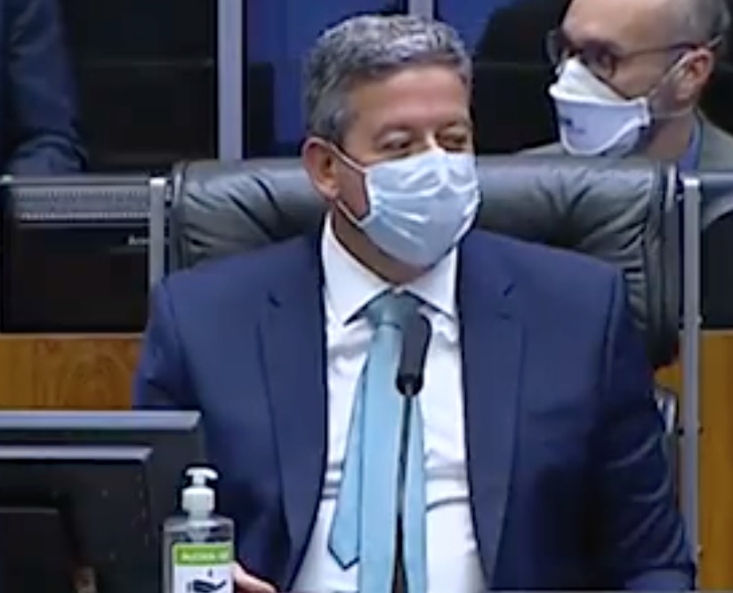Deputado esquece microfone ligado e xinga Arthur Lira durante sessão; Vídeo