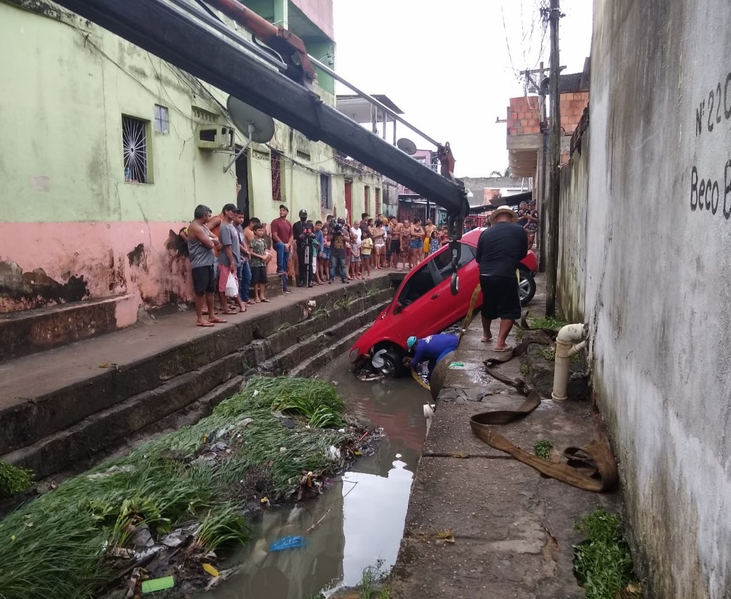 Carro é arrastado para dentro de rip rap durante chuva em Manaus 