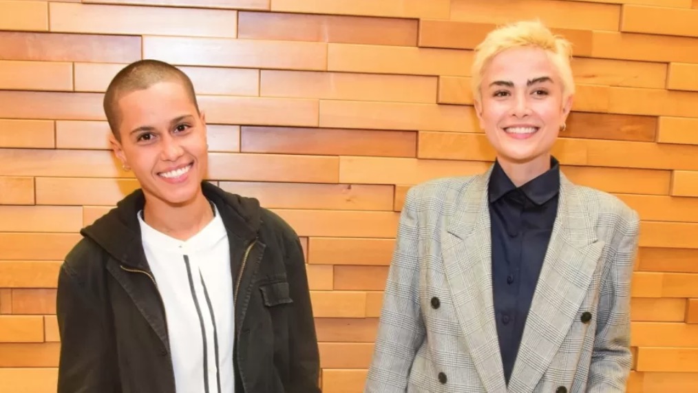 Maria Casadevall surge irreconhecível ao posar pela 1ª vez com namorada 