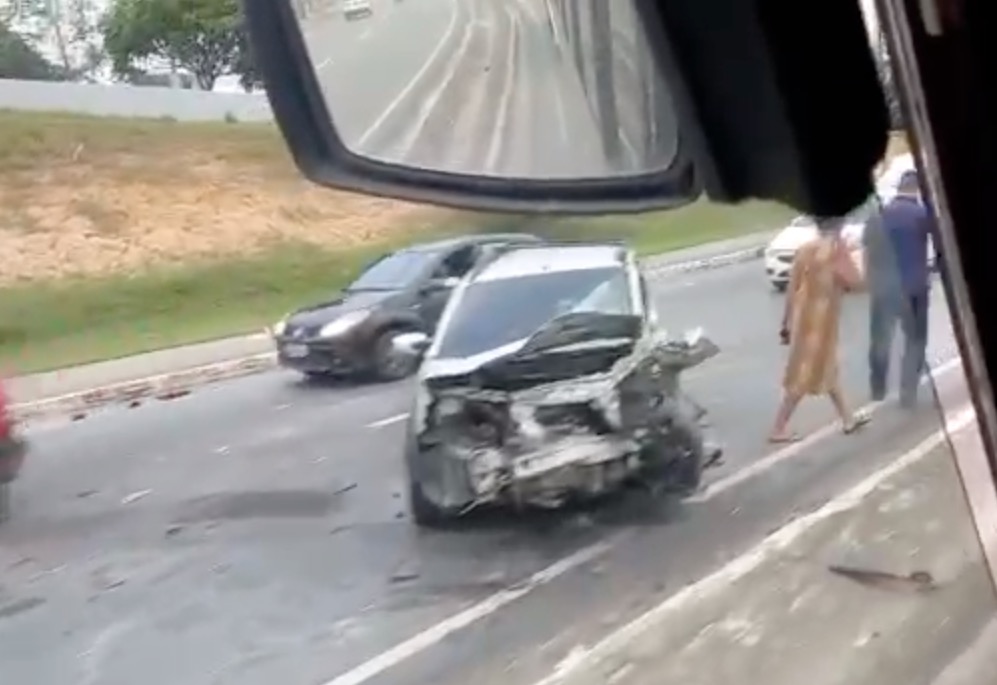Vítima fica presa às ferragens em grave acidente em avenida de Manaus