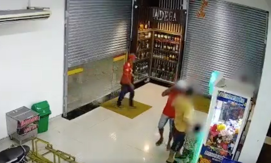 Com escopeta na cabeça, pai é ameaçado na frente do filho durante assalto em Manaus