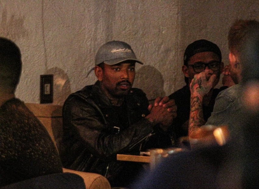 Nego do Borel é flagrado em bar com amigos após ser expulso de A Fazenda 13