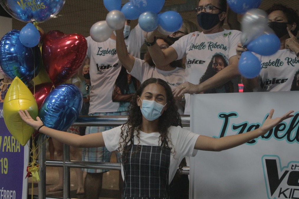 Izabelle Ribeiro é recebida com festa em Manaus após final do The Voice