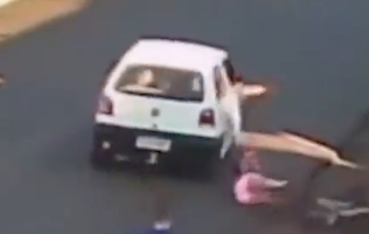 Vídeo: Mulher cai de bicicleta após homem em carro passar a mão no corpo dela