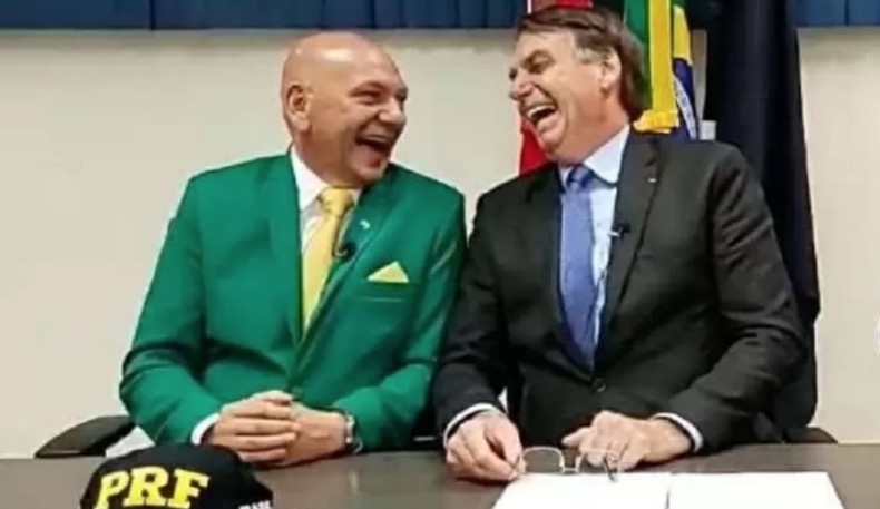 Bolsonaro posta foto gargalhando com Luciano Hang após CPI 