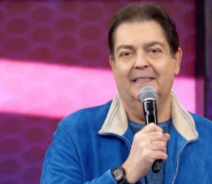 Faustão na Band tem cenário revelado e mostra retorno das bailarinas; vídeo