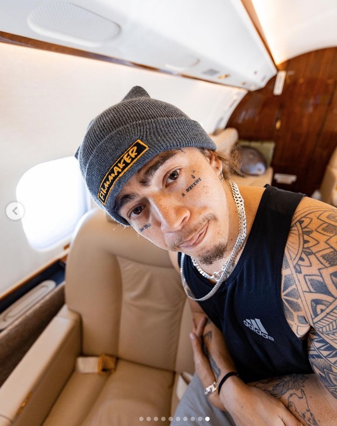 Whindersson Nunes mostra chegada em Manaus em jatinho com irmã e equipe 