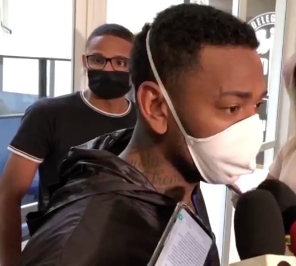 Nego do Borel faz gesto obsceno ao ser levado para delegacia e diz o que aconteceu