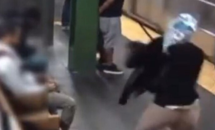 Vídeo mostra mulher empurrando passageira em direção a trem; Ela foi detida