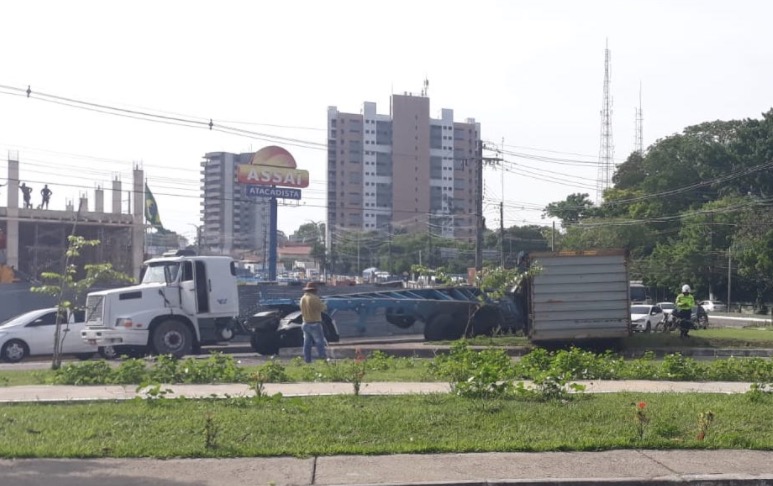 Avenida é interditada após caminhão tombar em Manaus 