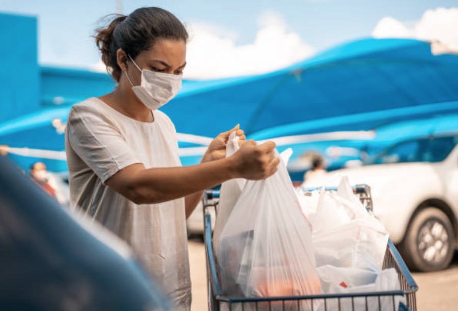 Sacolas plásticas voltam a ser distribuídas gratuitamente em Manaus