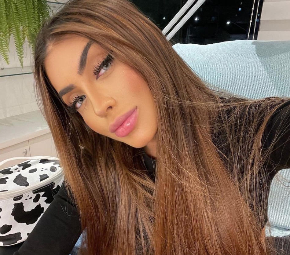 Mc Mirella é atacada por mulher com bebida em show; vídeo