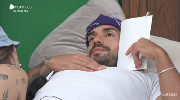 Bil diz que Karol Conká o beijou a força e diz ter trauma de namoro em reality