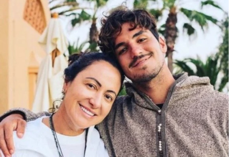 Mãe de Gabriel Medina diz para filho que tem vídeo de sexo de Yasmin Brunet com outro