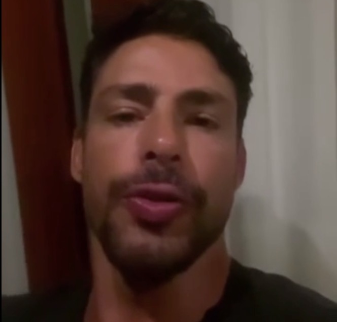 Cauã Reymond passa por sufoco ao surfar nas Maldivas: 'Não sei o que teria acontecido'