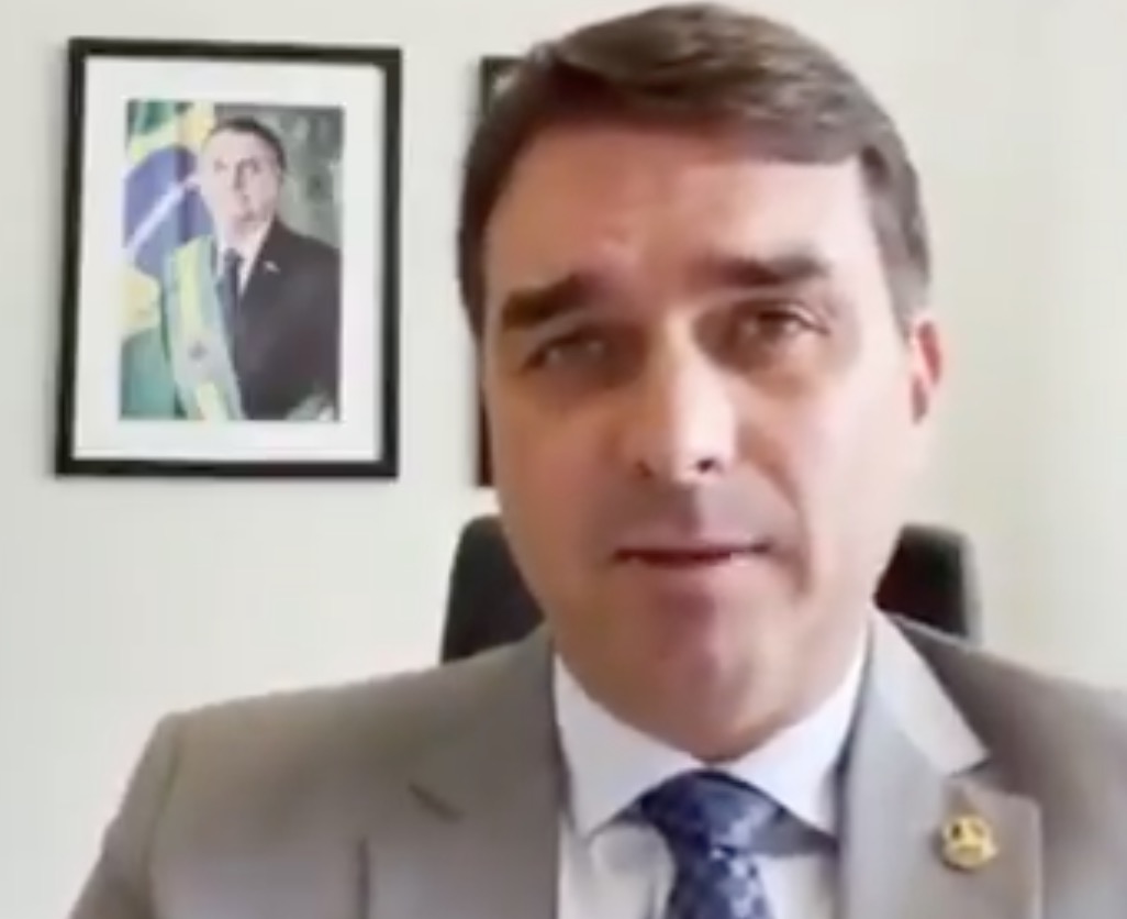 Em vídeo, Flávio Bolsonaro critica presença de vítimas da Covid na CPI: 'macabro'