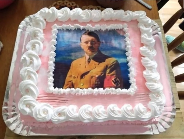 Jovem faz aniversário com bolo de Hitler e é investigada pela polícia no RS