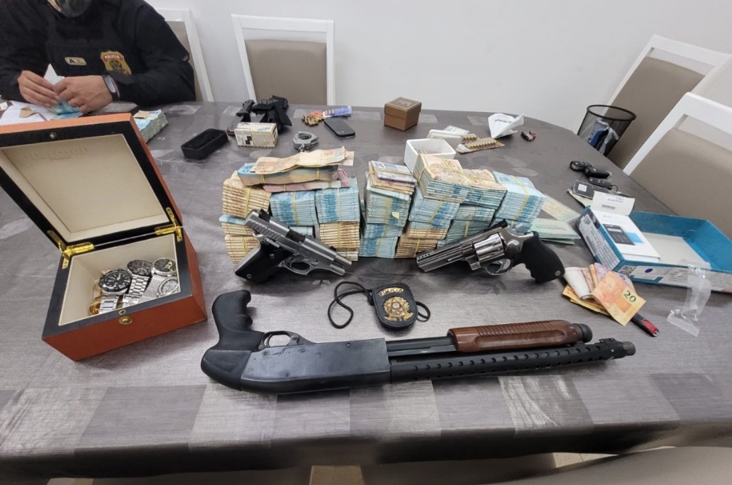 PF apreende dinheiro até em dólar em operação que ocorre em Manaus e prendeu Isaac Alcolumbre