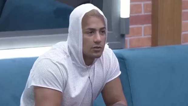 Em A Fazenda, Tiago diz que faz fisioterapia peniana todos os dias após cirurgia 