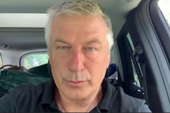 Tuíte de Alec Baldwin de 2017 sobre ‘atirar em alguém por engano’ viraliza