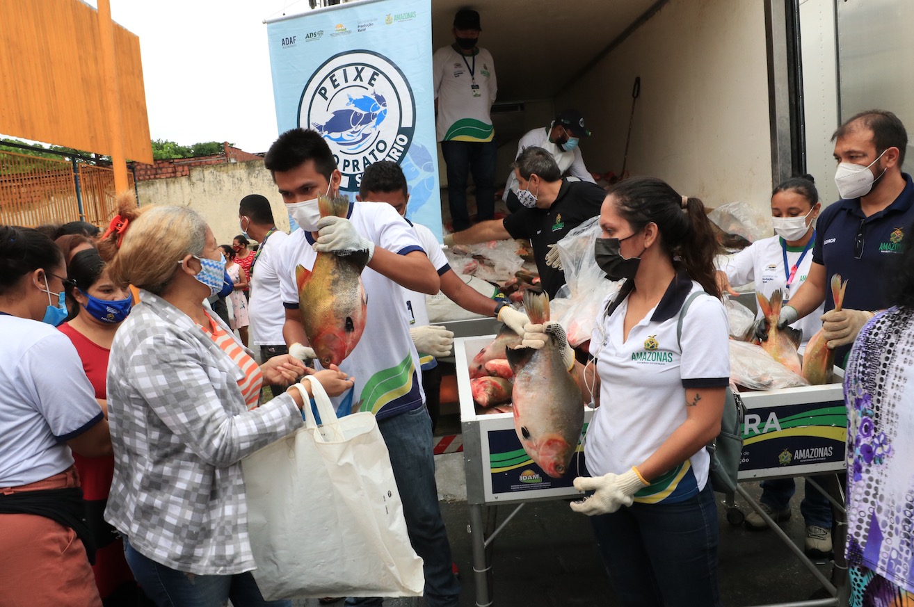Toneladas de peixe e farinha são entregues a famílias da zona norte de Manaus