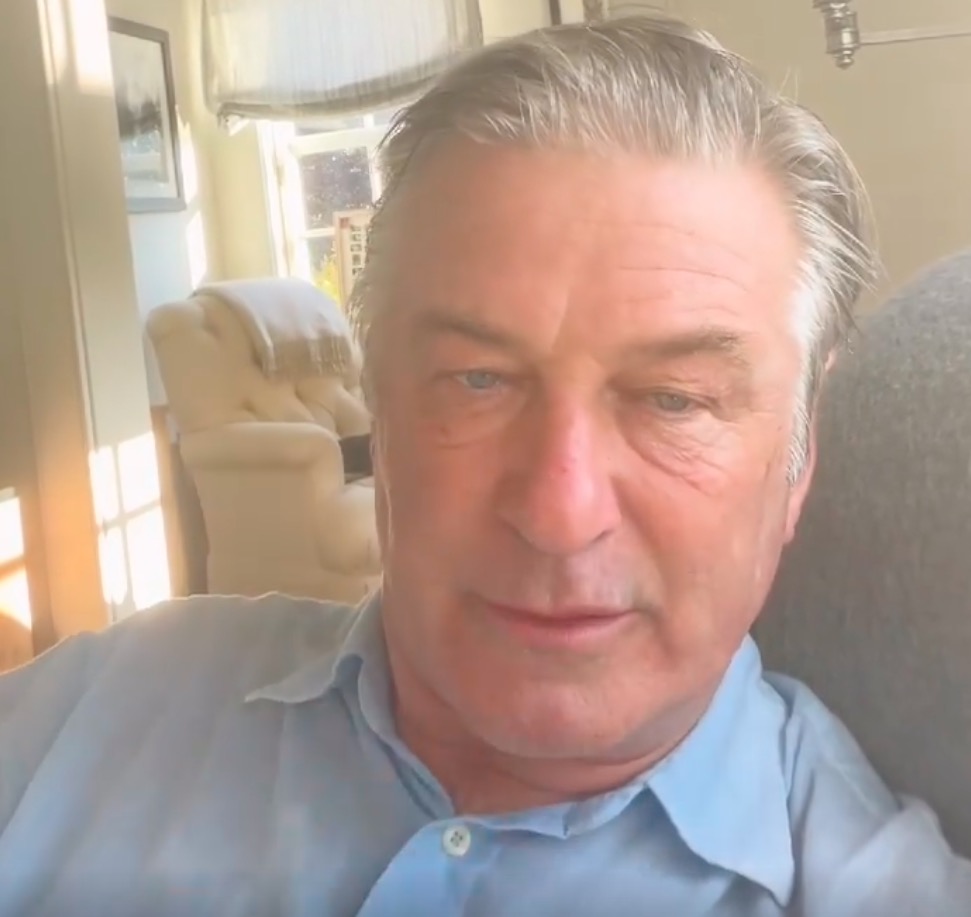 Alec Baldwin apontava para câmera quando arma disparou e matou diretora