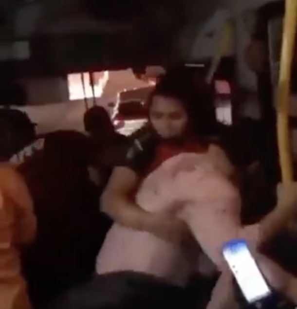 Homem tenta esfregar pênis em lutadora de Muay Thai e recebe mata-leão; vídeo