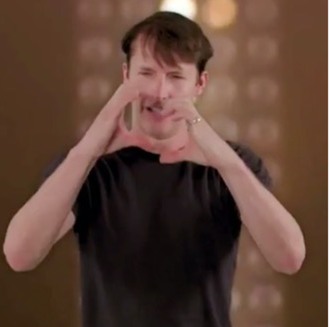 Vídeo: James Blunt surge dançando 'Coração Cachorro' e internet vai à loucura