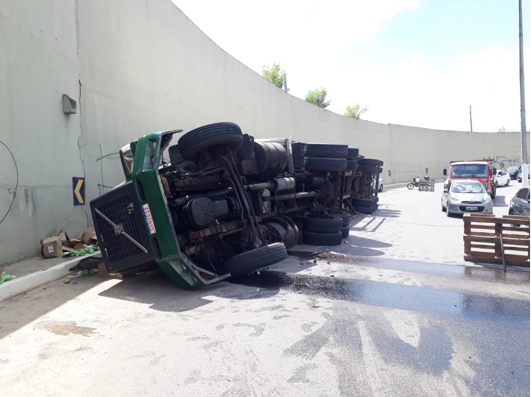 Carreta tomba em curva de viaduto em Manaus; veja fotos