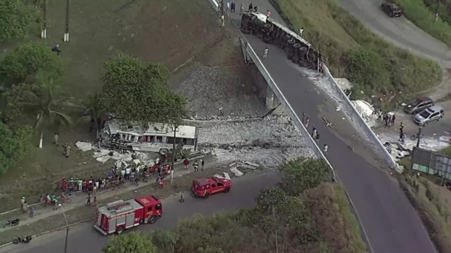 Carreta tomba em cima de viaduto e carga esmaga ônibus com trabalhadores