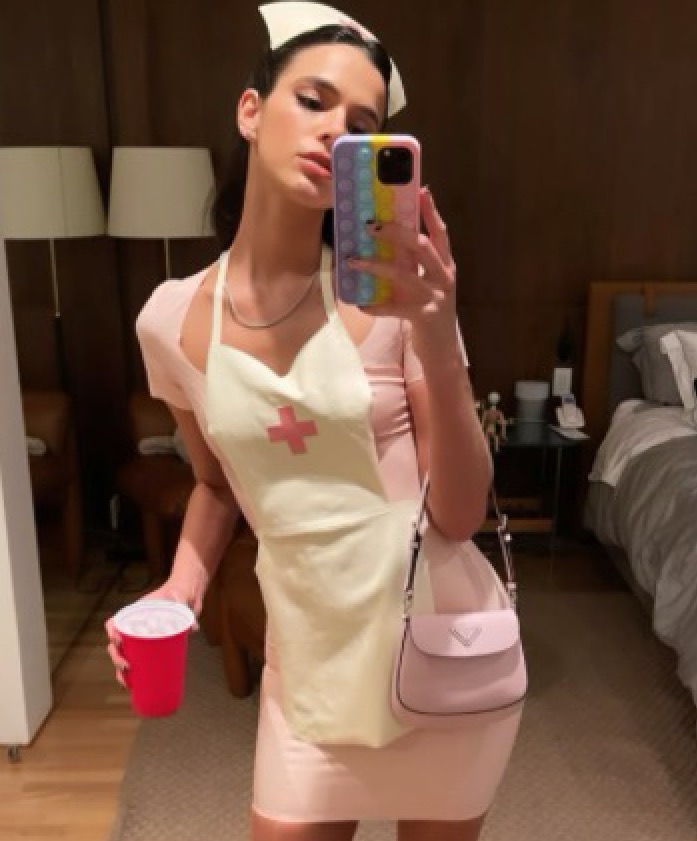 Bruna Marquezine se fantasia de enfermeira e é criticada por conselho de enfermagem