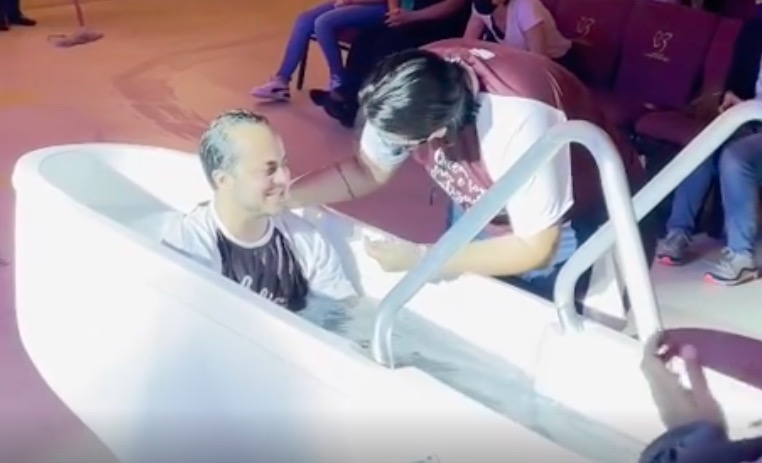 Thammy Miranda e esposa são batizados em igreja: 'Cristo vive em mim'