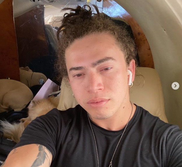 Whindersson rebate seguidor que o acusou de terminar relacionamentos por 'querer filho a todo custo'