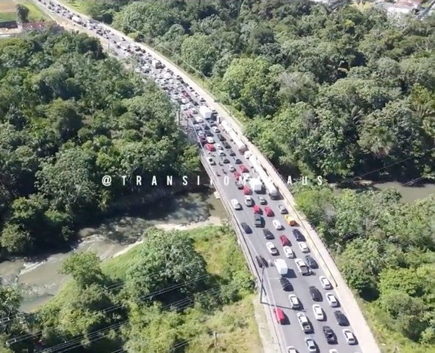 Avenida das Torres fica parada em engarrafamento caótico em Manaus