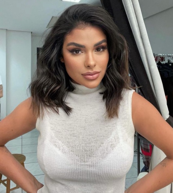 Ex-BBB Munik se arrepende de ter colocado silicone e relembra problemas de saúde 