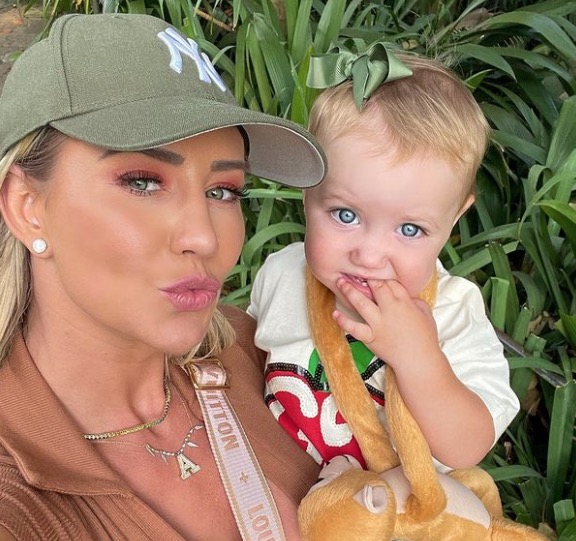 Ana Paula Siebert, esposa de Justus, rebate críticas por filha dormir com babá