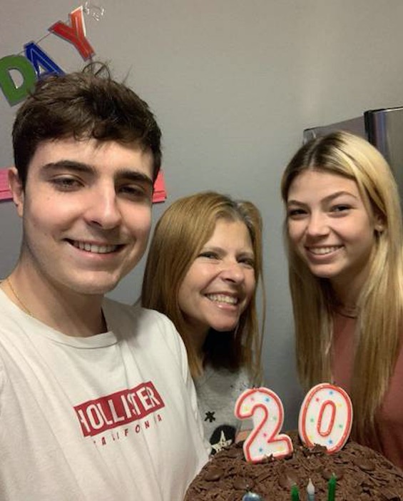 Brigado com as irmãs, filho de Gugu comemora aniversário com a mãe e namorada